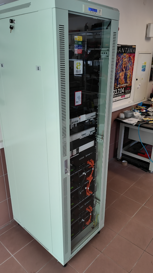 Fotovoltaická technologie Victron a baterie Pylontech v jednom technologickém RACKu