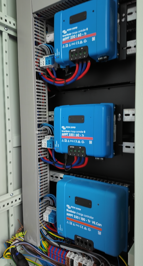 Victron SmartSolar MPPT regulátory přehledně instalované v technologickém RACKu