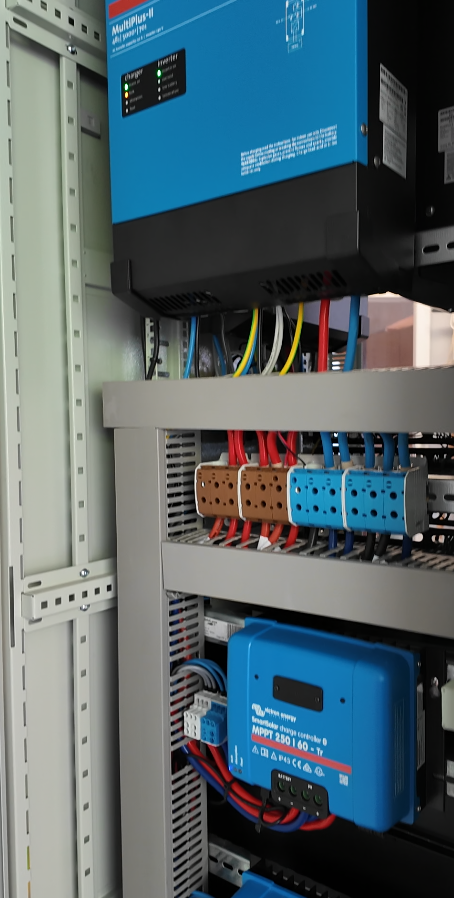Detail zapojení technologie Victron uvnitř RACKu