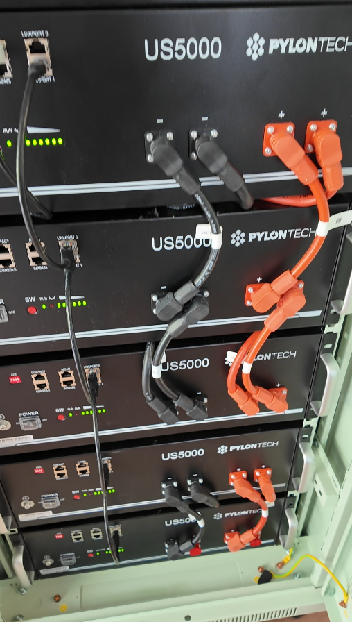 Kompaktní technologický RACK fotovoltaiky Victron umístěný v garáži