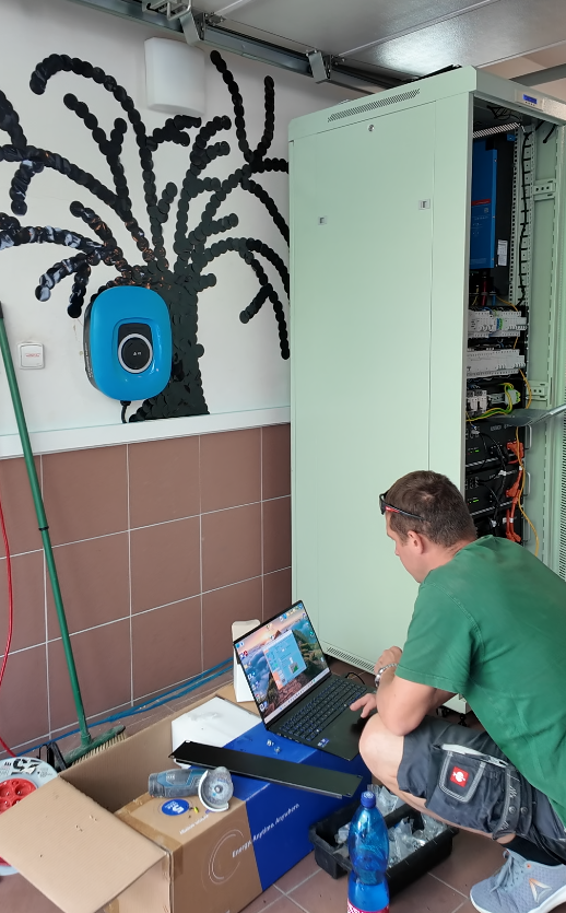 Technologický RACK fotovoltaiky Victron v garážovém prostoru