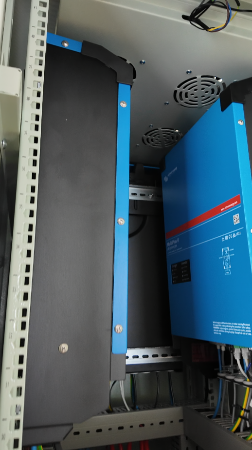 Baterie Pylontech US5000 přehledně instalované ve spodní části technologického RACKu