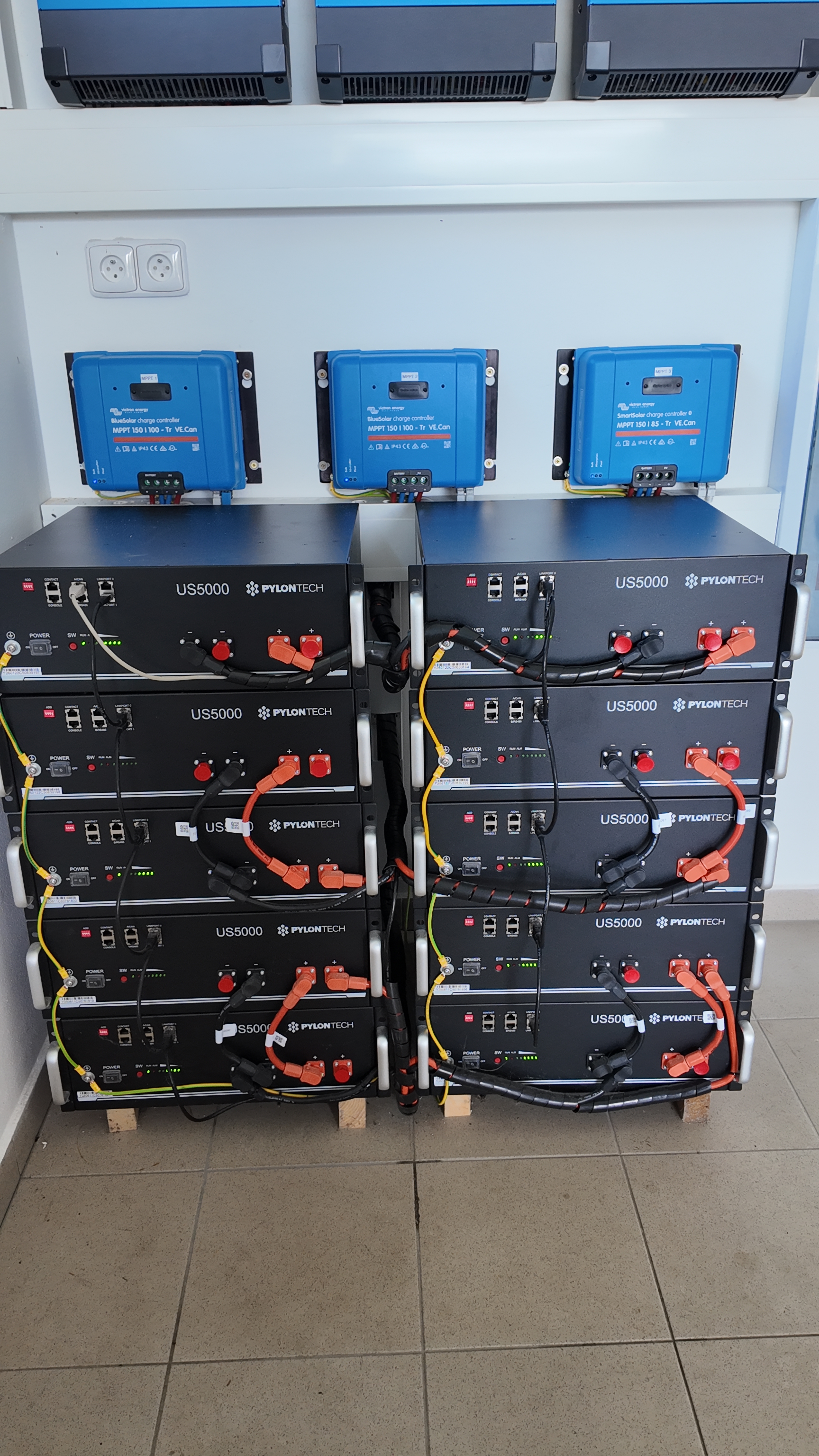 Dva elektromobily u rodinného domu s fotovoltaikou Victron