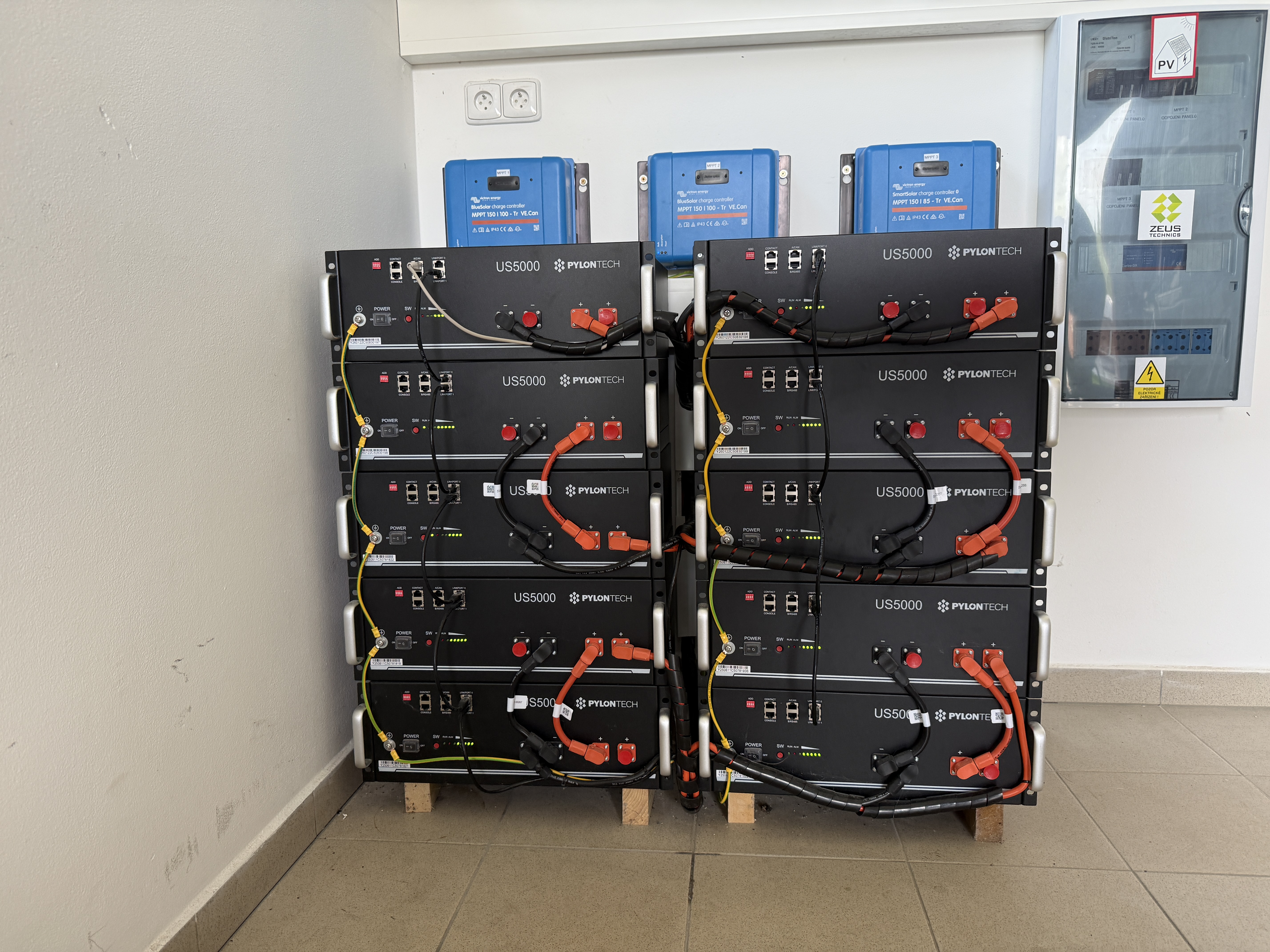 Victron MultiPlus-II a bateriové úložiště Pylontech
