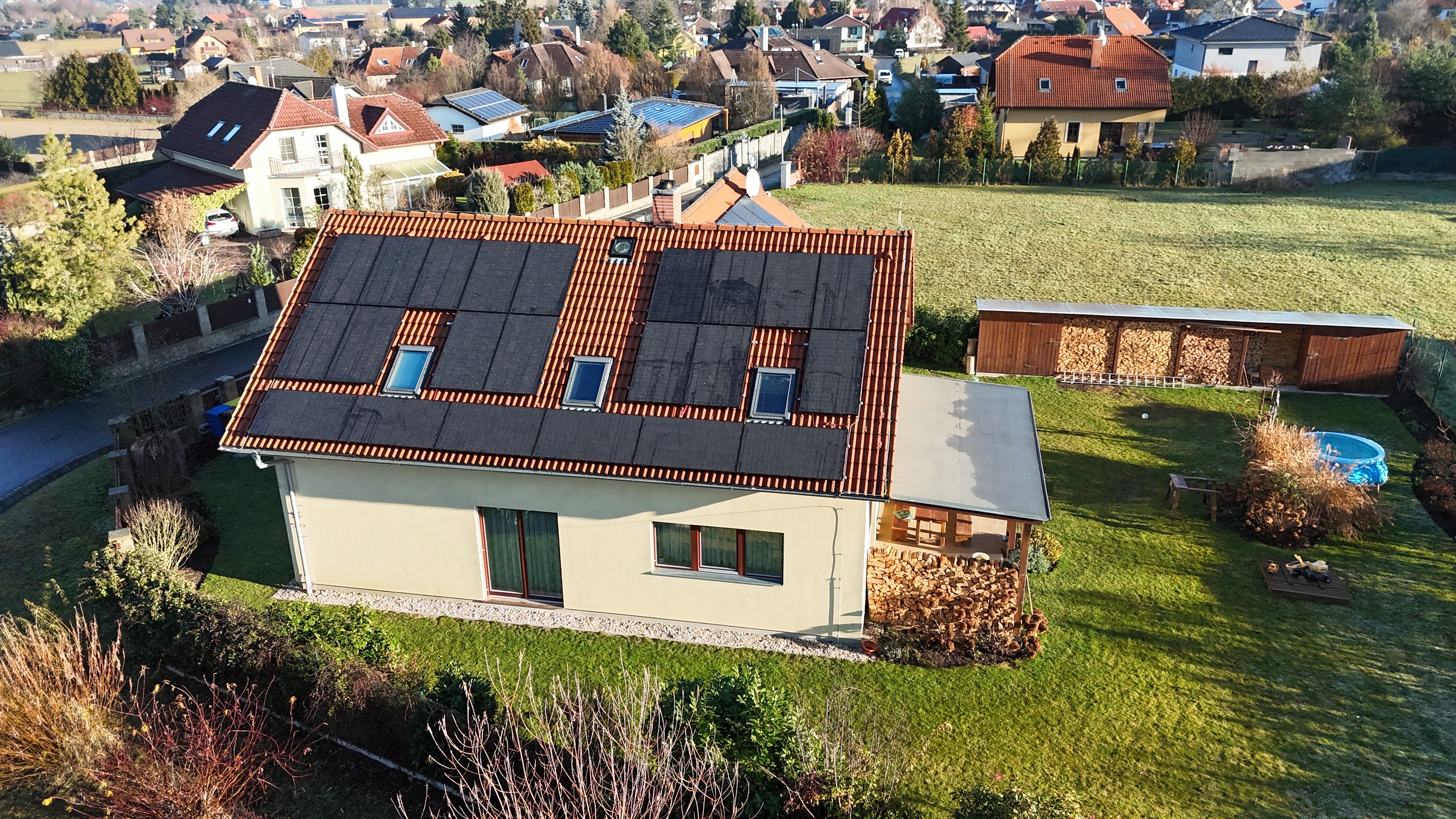 Fotovoltaická elektrárna Victron 16 kWp na rodinném domě ve Svojeticích