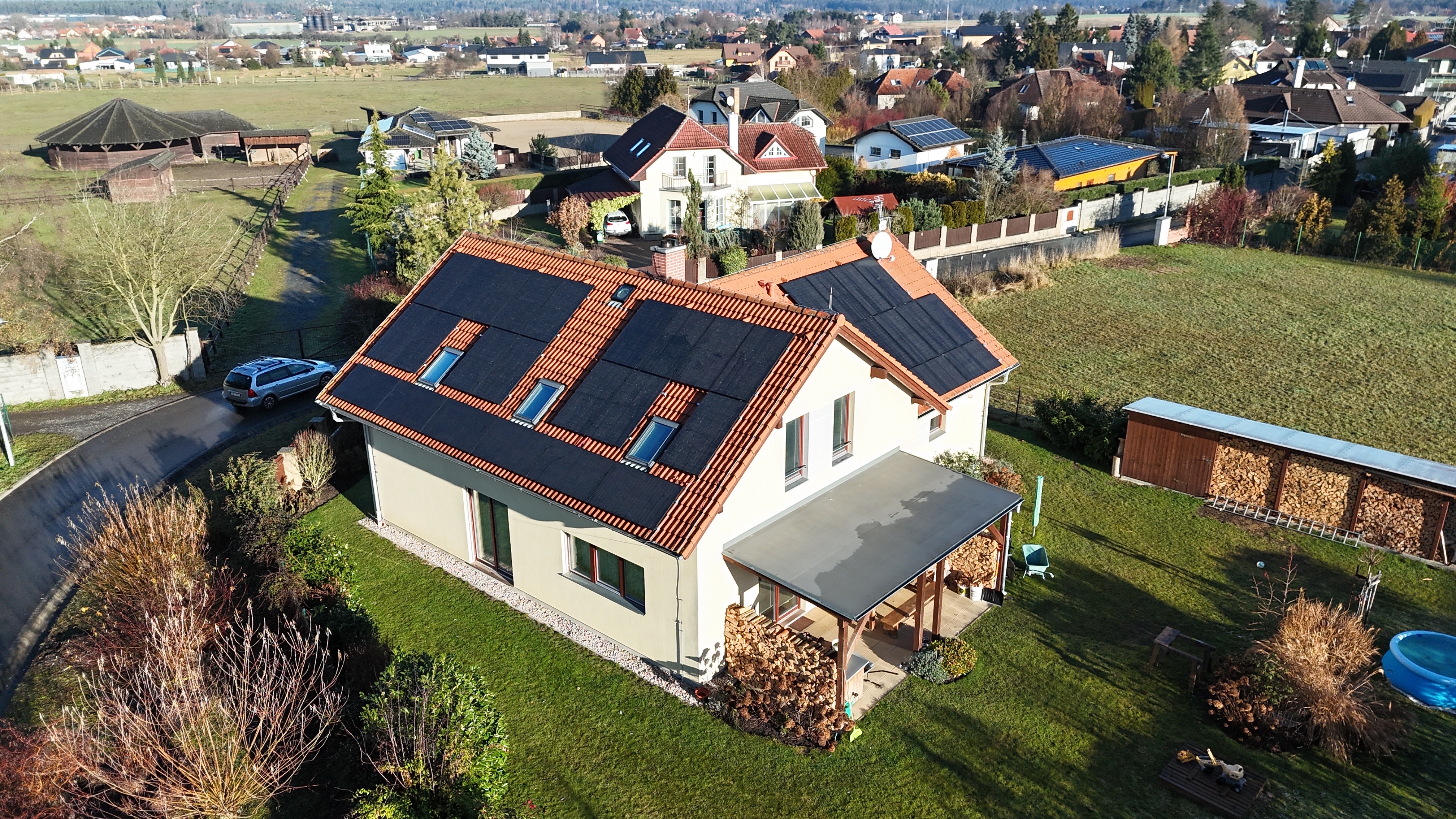 Letecký pohled na fotovoltaiku ve Svojeticích