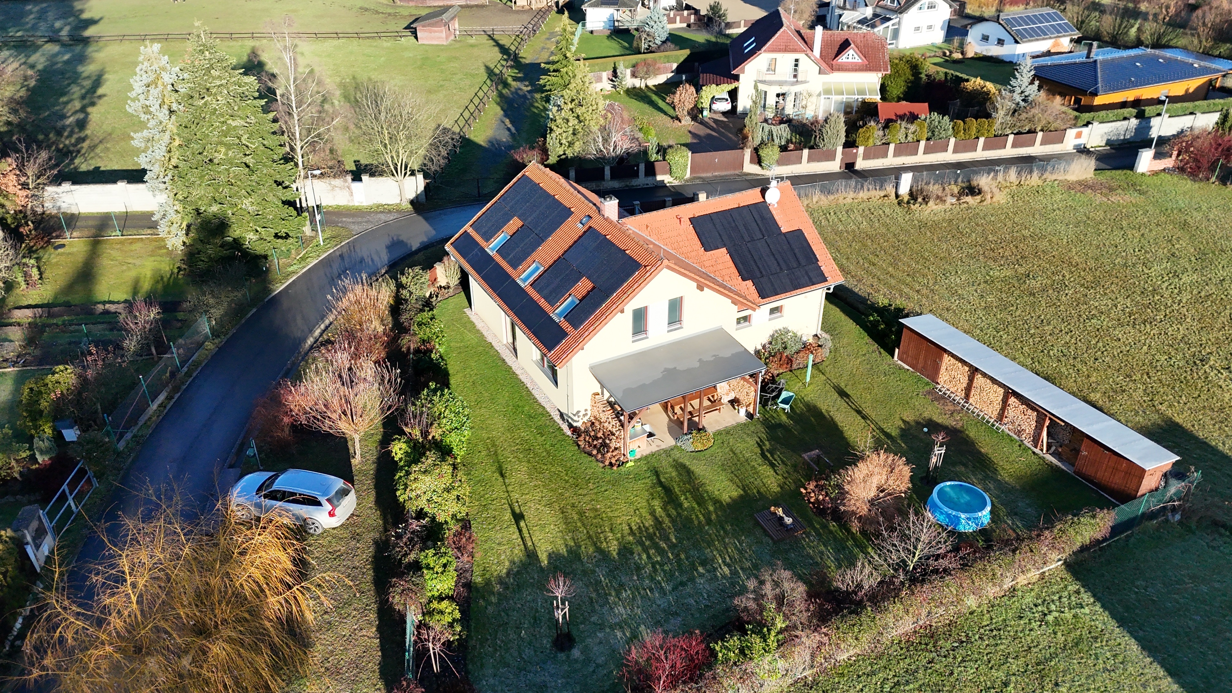Detail fotovoltaických panelů na rodinném domě