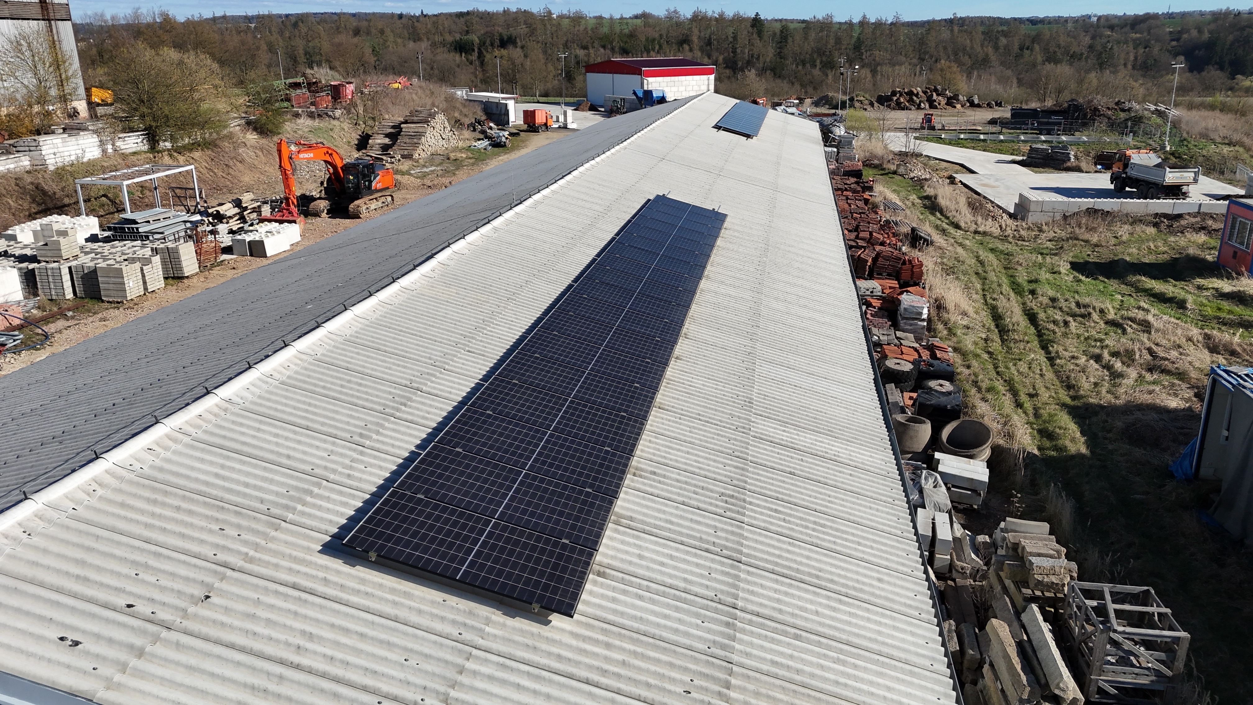 Letecký pohled na fotovoltaické panely v průmyslovém areálu