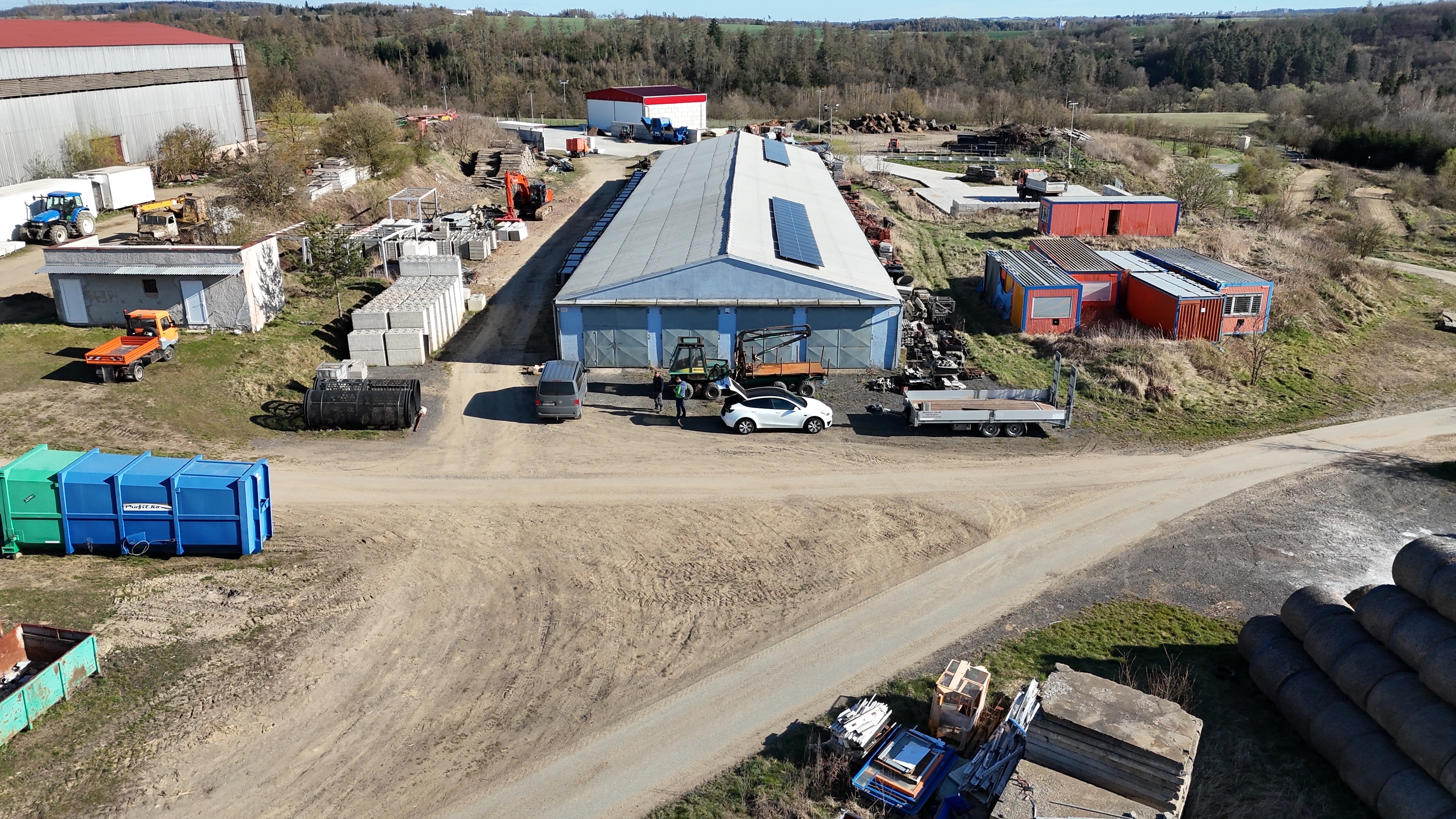 Průmyslový areál s fotovoltaickou elektrárnou