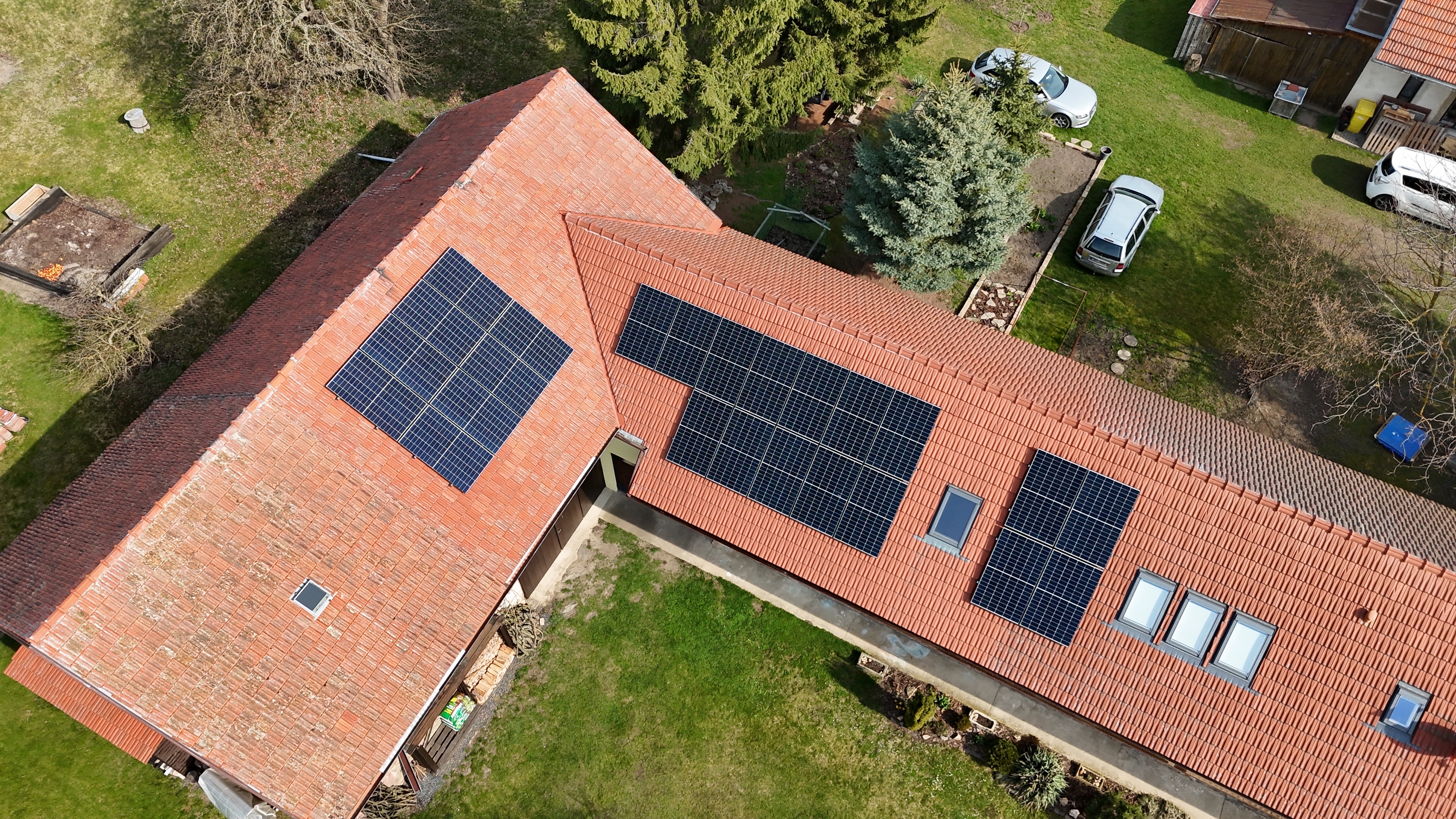 Toušice u Prahy – Fotovoltaická elektrárna s plnou zálohou domu