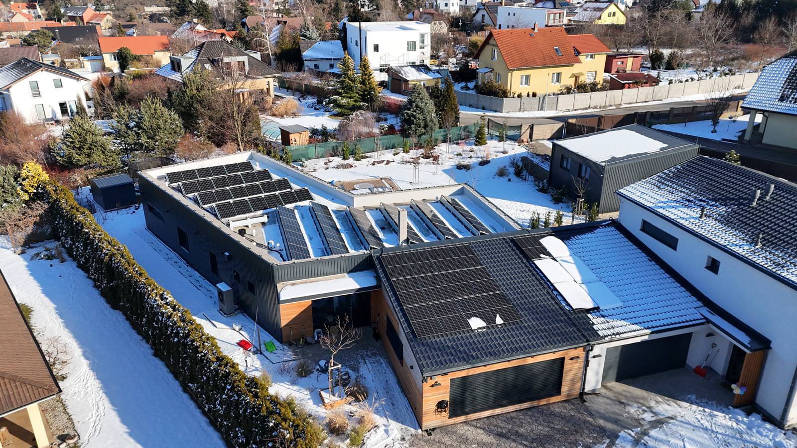 Fotovoltaická elektrárna s akumulací a dobíjecí stanicí v Chýni