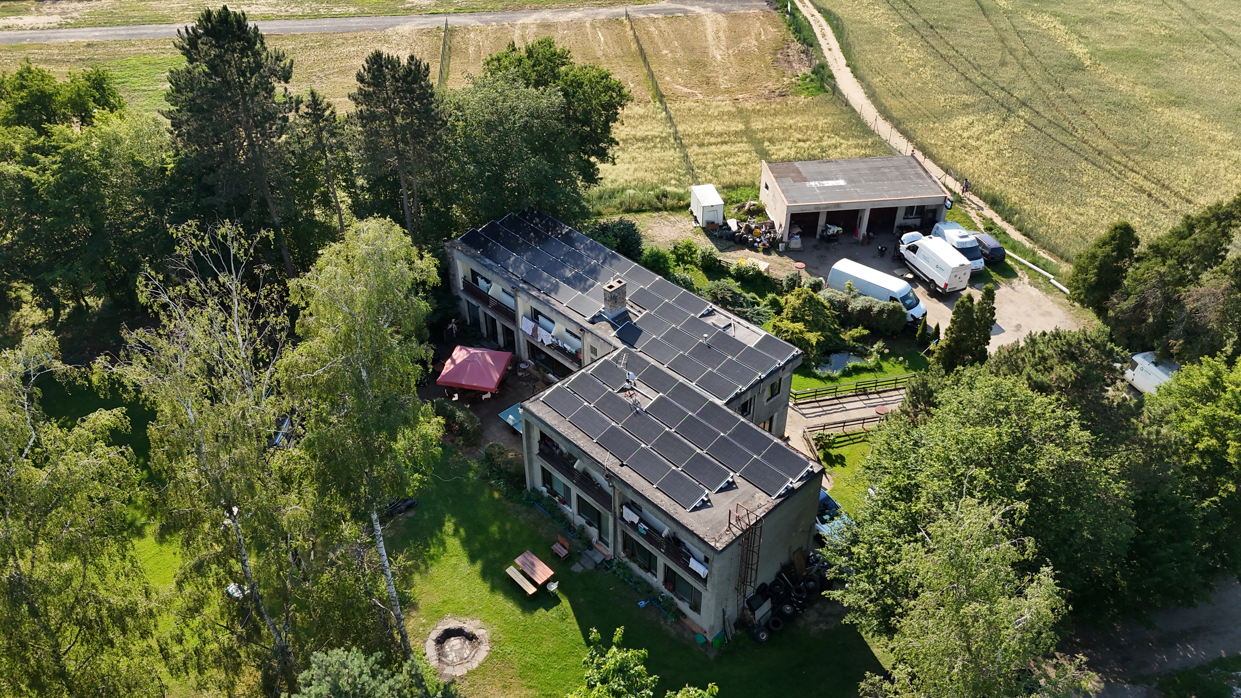 Fotovoltaická elektrárna pro bytový dům se 7 domácnostmi a bateriovým úložištěm