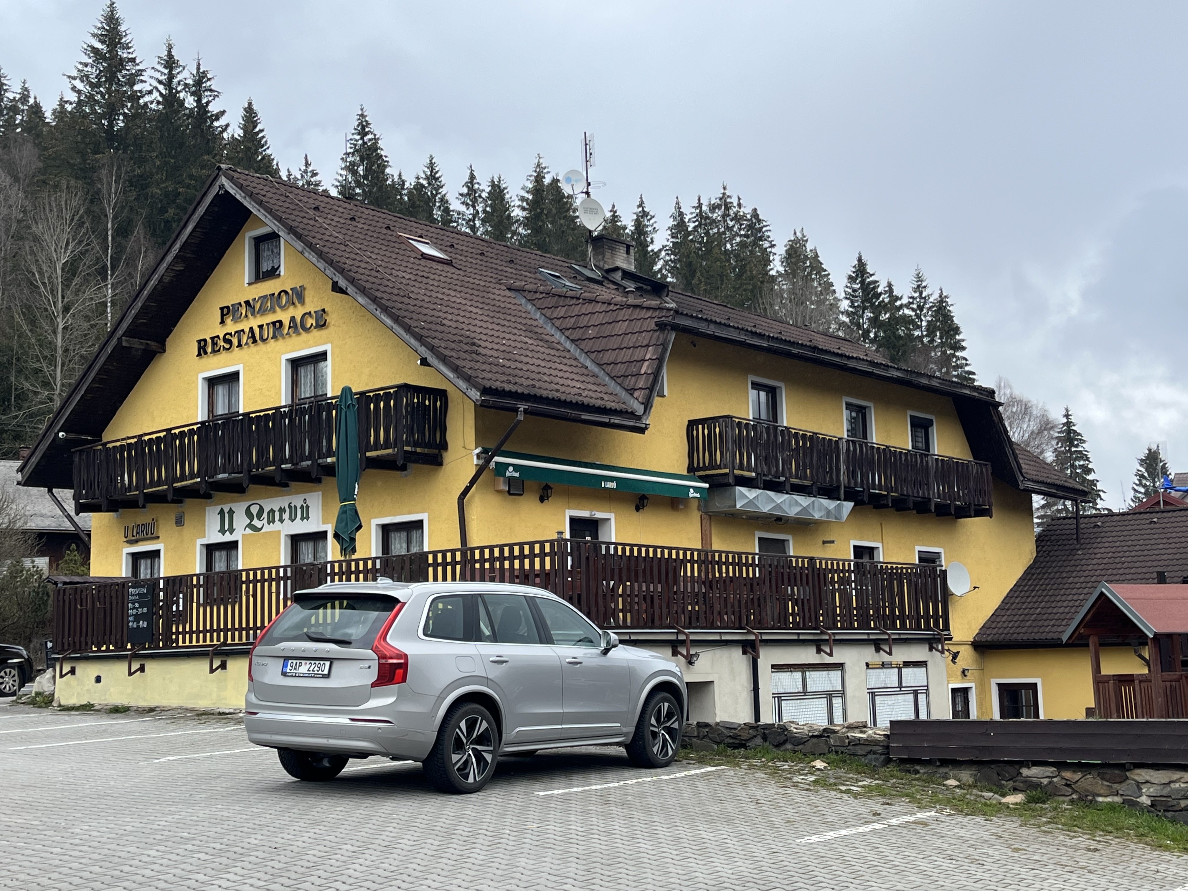 Penzion a restaurace U Larvů