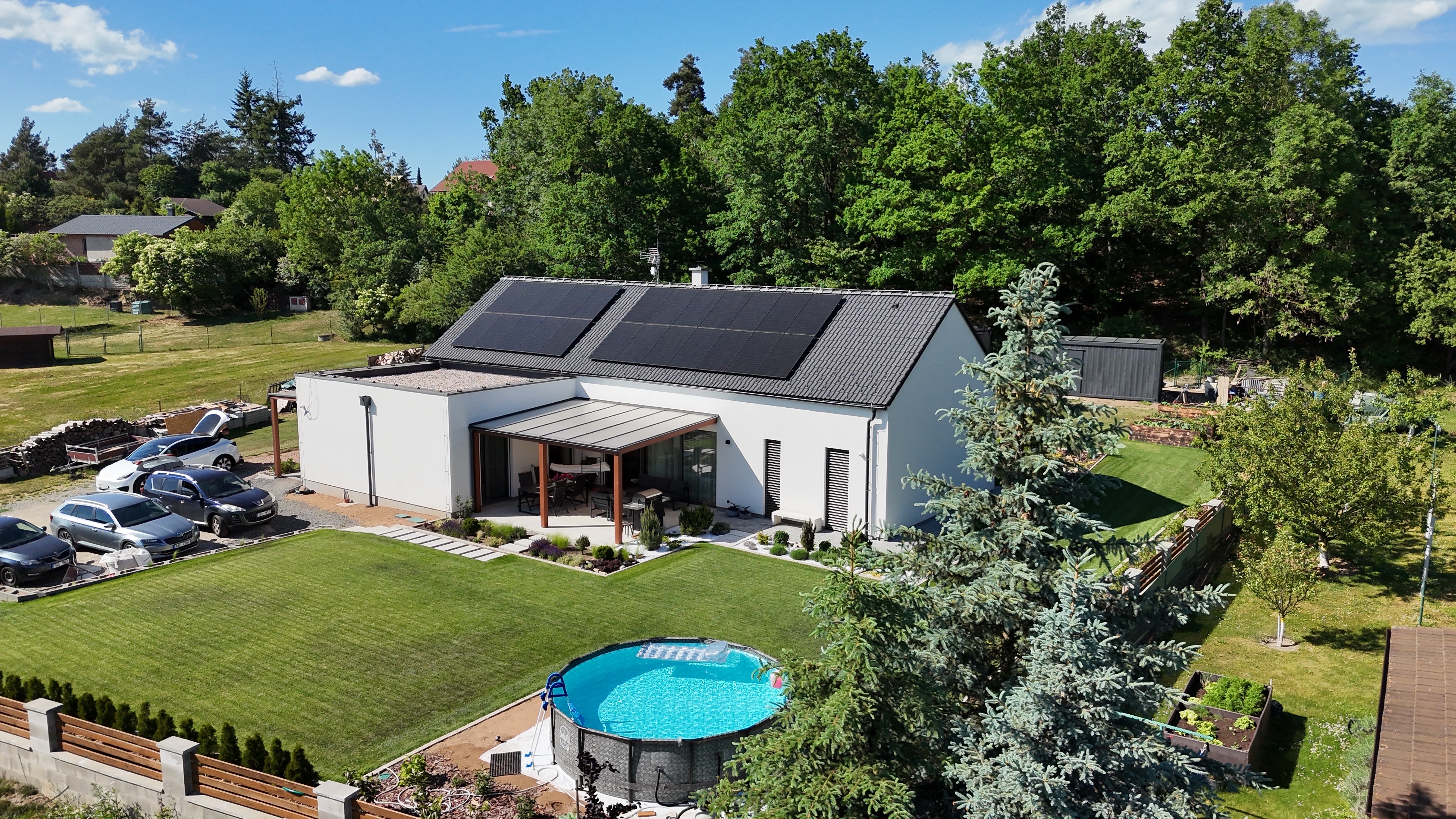Případová studie: Fotovoltaická elektrárna 12 kWp s bateriovým úložištěm 19,2 kWh ve Smržově