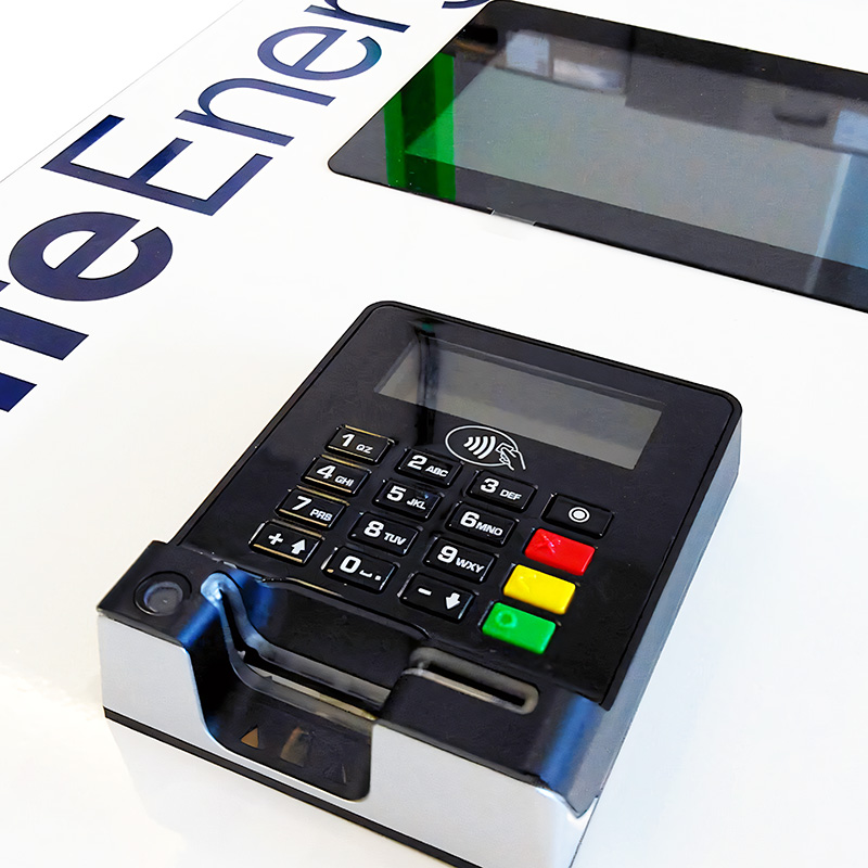 Olife Energy Kiosek s displayem a platebním terminálem