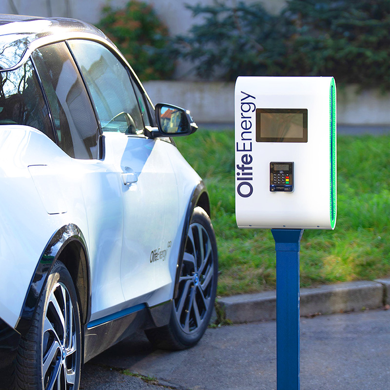 Olife Energy Kiosek s displayem a platebním terminálem